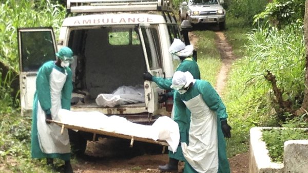 Zdravotníci odnášejí tělo jedné z obětí viru ebola v Sieře Leone. zdroj: STRINGER